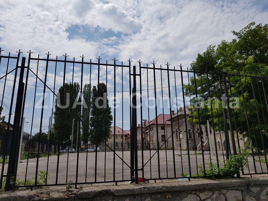 o fetita din constanta aproape de a si perfora osul mainii incercand sa sara gardul unei scoli capcane o fetita din constanta aproape de a si perfora osul mainii incercand sa sara gardul unei scoli capcane