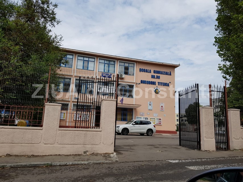 o fetita din constanta aproape de a si perfora osul mainii incercand sa sara gardul unei scoli capcane o fetita din constanta aproape de a si perfora osul mainii incercand sa sara gardul unei scoli capcane