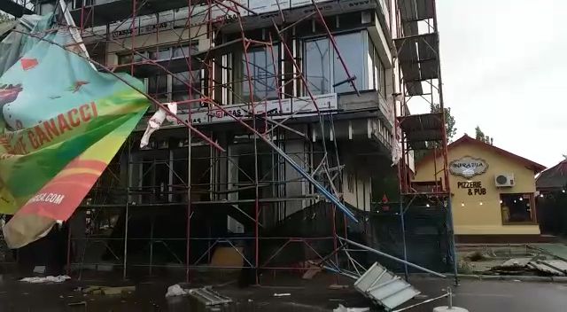 constanta schela desprinsa de furtuna in zona satu de vacanta galerie foto video 697315 constanta schela desprinsa de furtuna in zona satu de vacanta galerie foto video 697315