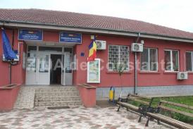 Locuitorii unui bloc stau cu haznaua plină. Primăria Rasova ar trebui să vidanjeze şi să igienizeze zona