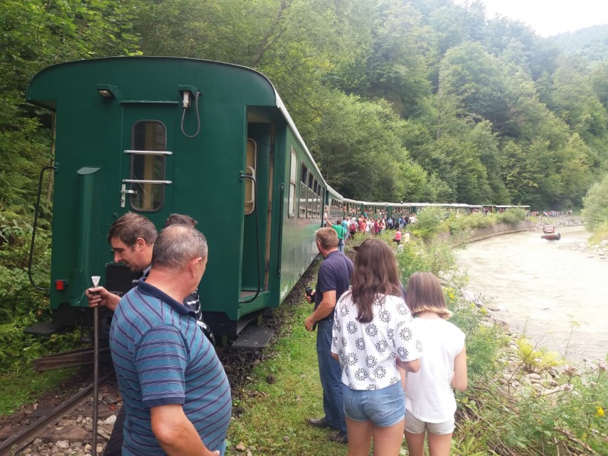 locomotiva mocanitei a deraiat sase persoane au fost ranite printre care un sugar si un copil de 3 ani locomotiva mocanitei a deraiat sase persoane au fost ranite printre care un sugar si un copil de 3 ani