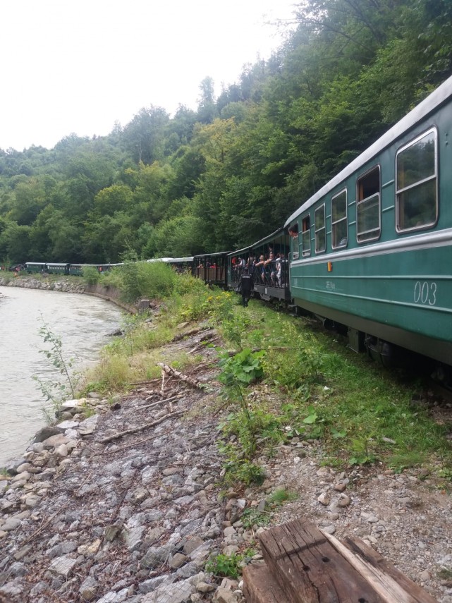 locomotiva mocanitei a deraiat sase persoane au fost ranite printre care un sugar si un copil de 3 ani locomotiva mocanitei a deraiat sase persoane au fost ranite printre care un sugar si un copil de 3 ani