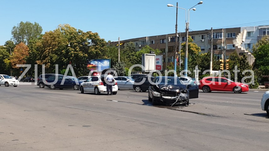 accident rutier la intersectia bulevardelor tomis si lapusneanu din constanta 698004 accident rutier la intersectia bulevardelor tomis si lapusneanu din constanta 698004