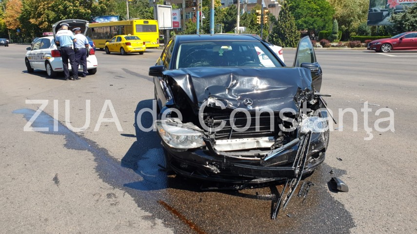 accident rutier la intersectia bulevardelor tomis si lapusneanu din constanta 698004 accident rutier la intersectia bulevardelor tomis si lapusneanu din constanta 698004