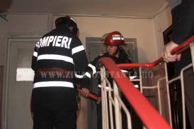 UPDATE. Pompierii intervin. Deblocare uşă în Constanţa, persoană găsită căzută 