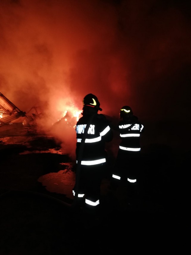 dezastru in judetul tulcea zeci de tone de deseuri animale si faina proteica in flacari hala distrusa dezastru in judetul tulcea zeci de tone de deseuri animale si faina proteica in flacari hala distrusa