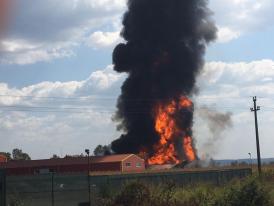 Explozie la o societate comercială din județul Vâlcea. Flăcări uriașe și fum dens. Populația a fost avertizată prin RO-Alert (galerie foto)