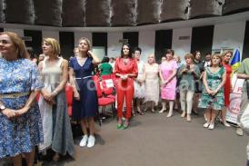 Şcoala de vară a femeilor din PSD. Ţinute alese, culori stridente şi pantofi în culorile drapelului României (fotoreportaj)