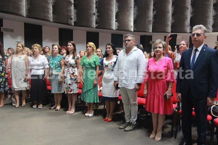 scoala de vara a femeilor din psd tinute alese culori stridente si pantofi in culorile drapelului romaniei scoala de vara a femeilor din psd tinute alese culori stridente si pantofi in culorile drapelului romaniei