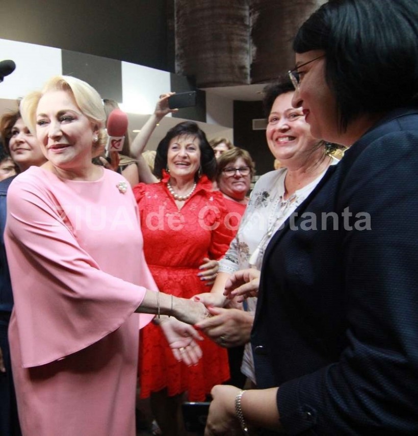 scoala de vara a femeilor din psd tinute alese culori stridente si pantofi in culorile drapelului romaniei scoala de vara a femeilor din psd tinute alese culori stridente si pantofi in culorile drapelului romaniei