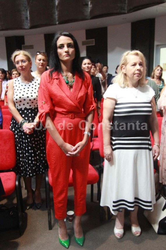 scoala de vara a femeilor din psd tinute alese culori stridente si pantofi in culorile drapelului romaniei scoala de vara a femeilor din psd tinute alese culori stridente si pantofi in culorile drapelului romaniei