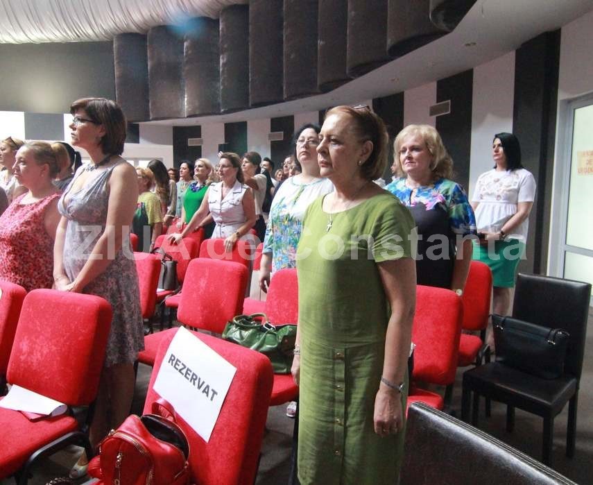scoala de vara a femeilor din psd tinute alese culori stridente si pantofi in culorile drapelului romaniei scoala de vara a femeilor din psd tinute alese culori stridente si pantofi in culorile drapelului romaniei