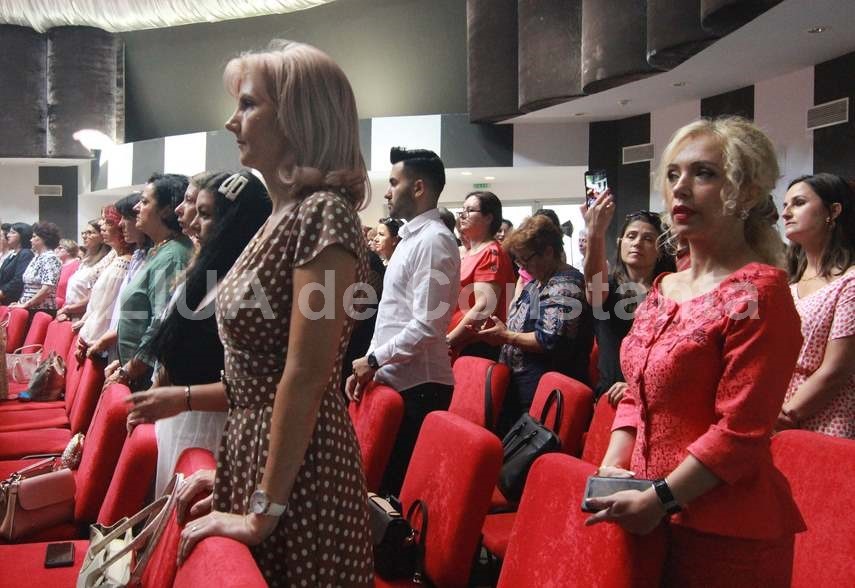 scoala de vara a femeilor din psd tinute alese culori stridente si pantofi in culorile drapelului romaniei scoala de vara a femeilor din psd tinute alese culori stridente si pantofi in culorile drapelului romaniei