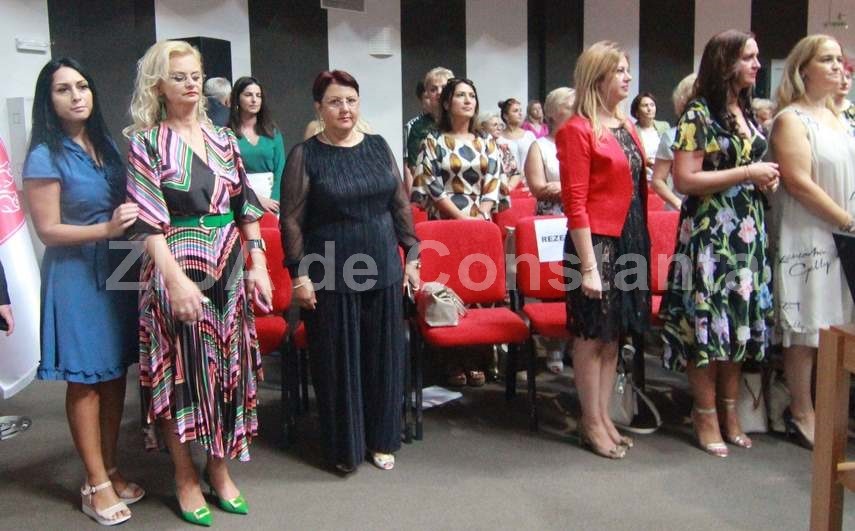 scoala de vara a femeilor din psd tinute alese culori stridente si pantofi in culorile drapelului romaniei scoala de vara a femeilor din psd tinute alese culori stridente si pantofi in culorile drapelului romaniei