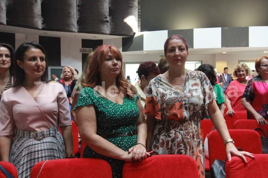 scoala de vara a femeilor din psd tinute alese culori stridente si pantofi in culorile drapelului romaniei scoala de vara a femeilor din psd tinute alese culori stridente si pantofi in culorile drapelului romaniei