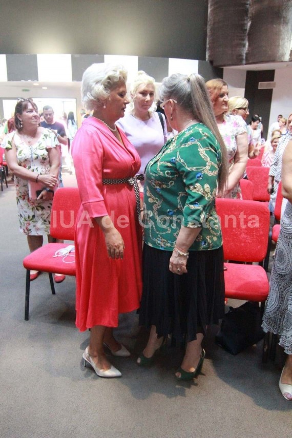 scoala de vara a femeilor din psd tinute alese culori stridente si pantofi in culorile drapelului romaniei scoala de vara a femeilor din psd tinute alese culori stridente si pantofi in culorile drapelului romaniei