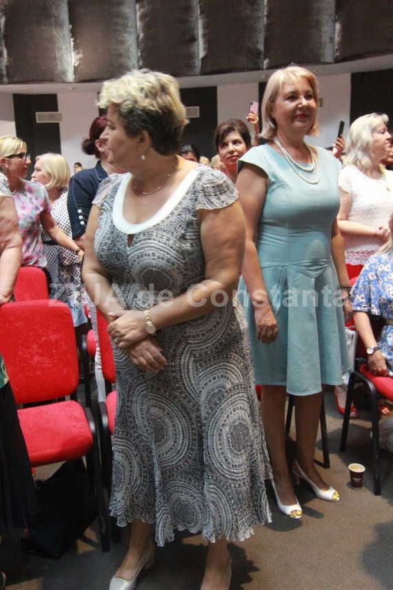 scoala de vara a femeilor din psd tinute alese culori stridente si pantofi in culorile drapelului romaniei scoala de vara a femeilor din psd tinute alese culori stridente si pantofi in culorile drapelului romaniei