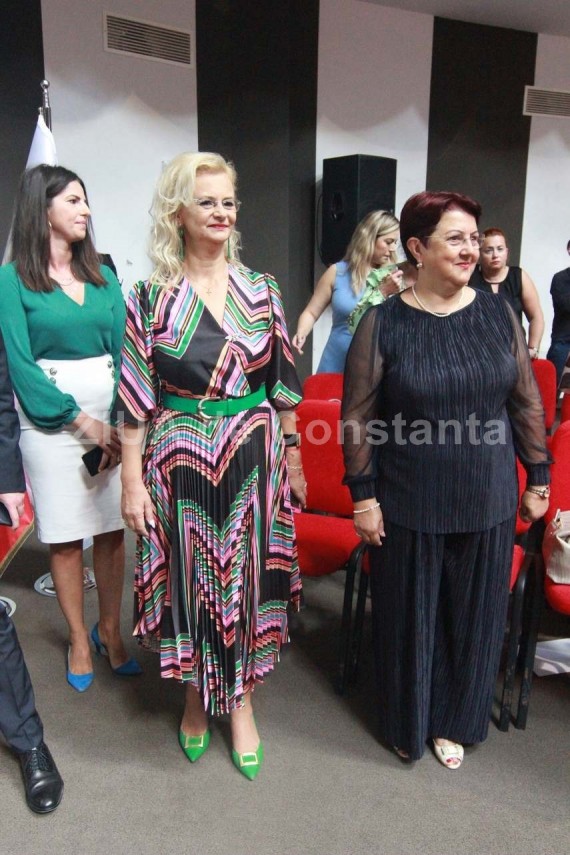 scoala de vara a femeilor din psd tinute alese culori stridente si pantofi in culorile drapelului romaniei scoala de vara a femeilor din psd tinute alese culori stridente si pantofi in culorile drapelului romaniei