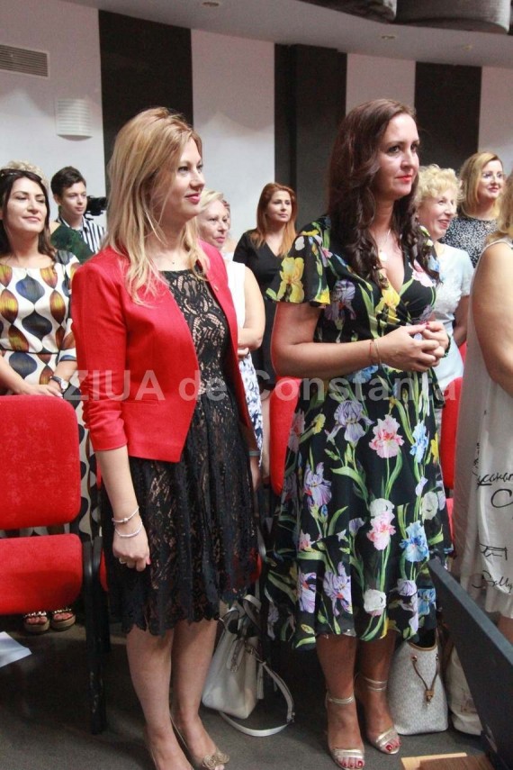 scoala de vara a femeilor din psd tinute alese culori stridente si pantofi in culorile drapelului romaniei scoala de vara a femeilor din psd tinute alese culori stridente si pantofi in culorile drapelului romaniei