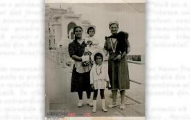 Oameni pe faleza Cazinoului din Constanța (1940)