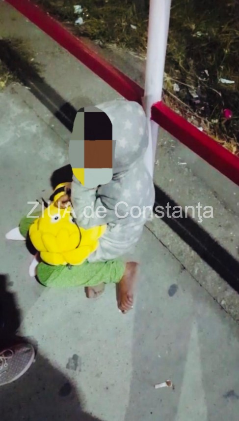 dramatic minori zac pe o strada din costinesti asteptand bani de la turisti un copil lovit de masina dramatic minori zac pe o strada din costinesti asteptand bani de la turisti un copil lovit de masina