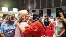 Imaginea zilei Prim-ministrul Viorica Dăncilă face baie de mulţime la Şcoala de Vară a Femeilor Social Democrate 