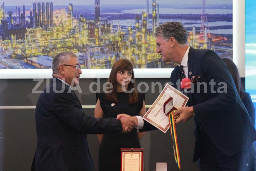 trei angajati ai rompetrol declarati cetateni de onoare ai orasului navodari alexandru nicolcioiu printre