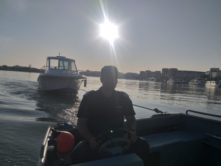 ambarcatiune gasita pe dunare de catre pompierii isu tulcea 700341 ambarcatiune gasita pe dunare de catre pompierii isu tulcea 700341