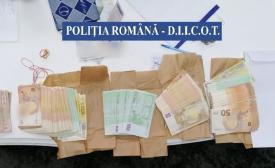 Percheziţii la persoane bănuite de trafic de persoane, proxenetism şi spălare de bani. Acționau prin metoda „lover boy”