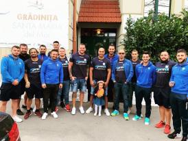Susţinere cu greutate  Rugbyştii de la Tomitanii Constanţa, alături de Maya Cristiana Sasu, în prima ei zi de grădiniţă (galerie foto)