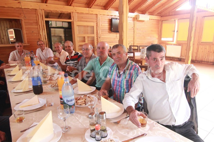 borna istorica pionierii din 1974 ai echipei tractorul navodari revedere emotionanta a participat si borna istorica pionierii din 1974 ai echipei tractorul navodari revedere emotionanta a participat si