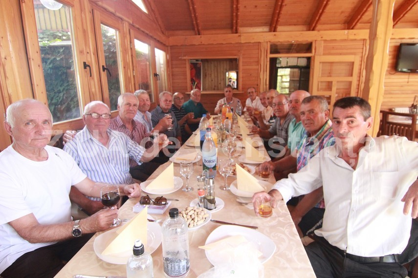 borna istorica pionierii din 1974 ai echipei tractorul navodari revedere emotionanta a participat si borna istorica pionierii din 1974 ai echipei tractorul navodari revedere emotionanta a participat si