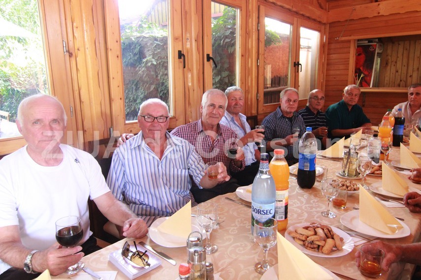 borna istorica pionierii din 1974 ai echipei tractorul navodari revedere emotionanta a participat si borna istorica pionierii din 1974 ai echipei tractorul navodari revedere emotionanta a participat si