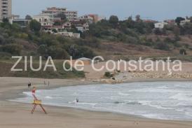 Fotoreportaj În căutare de senzaţii tari, un tânăr constănţean a înfruntat valurile mării de la Plaja Modern (galerie foto)  