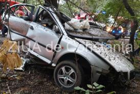Fotoreportaj Urmările accidentului de la Valu lui Traian. O maşină a intrat cu viteză într-un copac