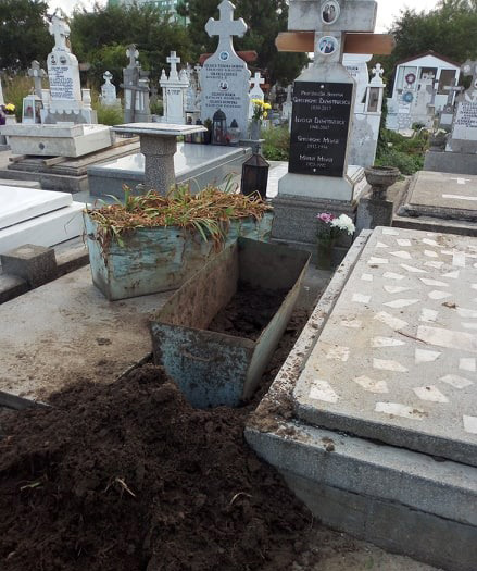 mormantul lui gheorghe dumitrascu a fost vandalizat ieri profesorul ar fi implinit 80 de ani galerie mormantul lui gheorghe dumitrascu a fost vandalizat ieri profesorul ar fi implinit 80 de ani galerie