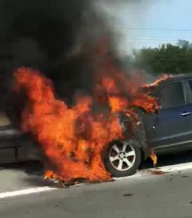 O maşină a luat foc pe A2. Circulaţia este oprită (video)