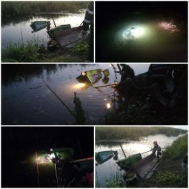 Buldozer, căzut într-un canal de irigaţii. Conducătorul utilajului a fost găsit prins în vegetația deasă (galerie foto)    