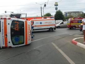 Accident rutier în Ploieşti, pe bulevardul Republicii. O ambulanţă SAJ a fost implicată