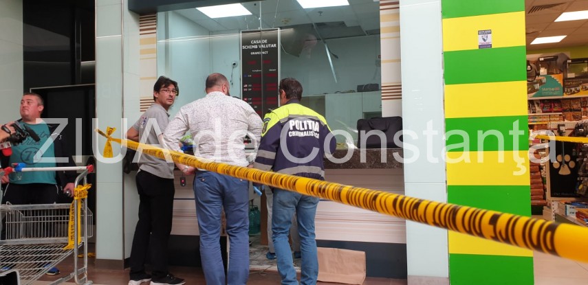 jaf ca in filme la constanta seiful dintr o casa de schimb valutar taiat cu flexul hotii au intrat prin jaf ca in filme la constanta seiful dintr o casa de schimb valutar taiat cu flexul hotii au intrat prin