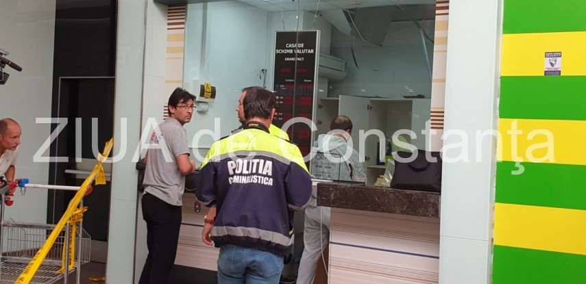 jaf ca in filme la constanta seiful dintr o casa de schimb valutar taiat cu flexul hotii au intrat prin jaf ca in filme la constanta seiful dintr o casa de schimb valutar taiat cu flexul hotii au intrat prin