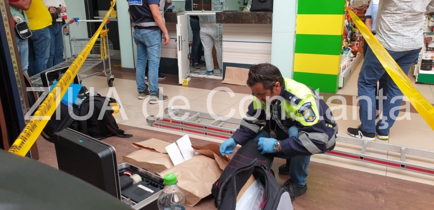 jaf ca in filme la constanta seiful dintr o casa de schimb valutar taiat cu flexul hotii au intrat prin jaf ca in filme la constanta seiful dintr o casa de schimb valutar taiat cu flexul hotii au intrat prin