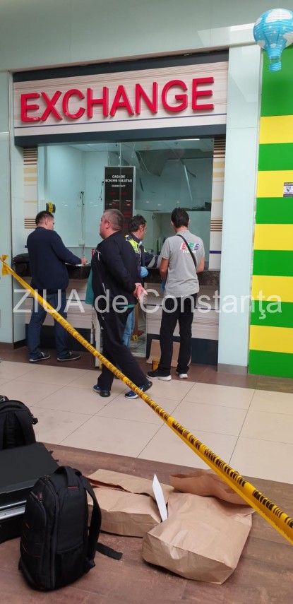 jaf ca in filme la constanta seiful dintr o casa de schimb valutar taiat cu flexul hotii au intrat prin jaf ca in filme la constanta seiful dintr o casa de schimb valutar taiat cu flexul hotii au intrat prin