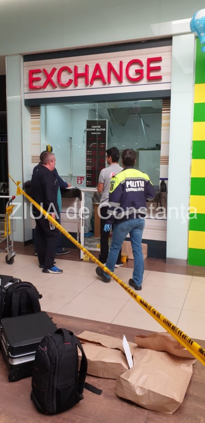 jaf ca in filme la constanta seiful dintr o casa de schimb valutar taiat cu flexul hotii au intrat prin jaf ca in filme la constanta seiful dintr o casa de schimb valutar taiat cu flexul hotii au intrat prin