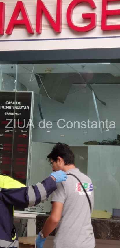 jaf ca in filme la constanta seiful dintr o casa de schimb valutar taiat cu flexul hotii au intrat prin jaf ca in filme la constanta seiful dintr o casa de schimb valutar taiat cu flexul hotii au intrat prin