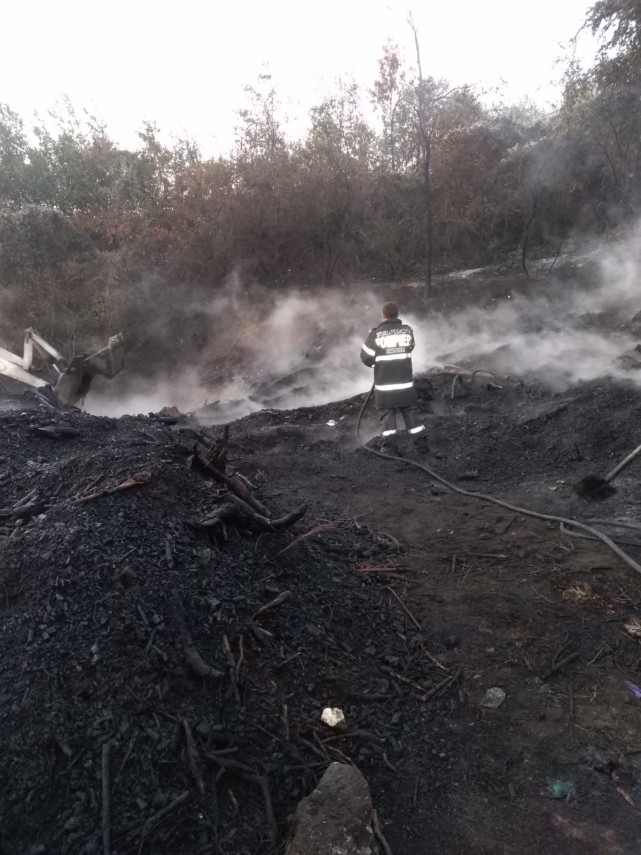 incendiu violent azi noapte la ostrov salvatorii s au luptat 9 ore cu flacarile galerie foto 701722 incendiu violent azi noapte la ostrov salvatorii s au luptat 9 ore cu flacarile galerie foto 701722