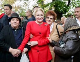 Viorica Dăncilă, baie de mulţime la Huşi. Ce a discutat aceasta cu oamenii