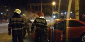 Constanţa O maşină cuprinsă de flăcări, pe bulevardul Aurel Vlaicu. Pompierii intervin  (galerie foto) 