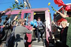 Un controlor de tren, așteptat cu flori și șampanie la Constanța. Motivul surprizei (galerie foto)  