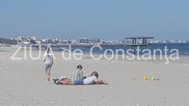 Zi de primăvară, la malul mării. Constănțenii s-au plimbat pe plajă sau cu skijet-ul (fotoreportaj+video) 